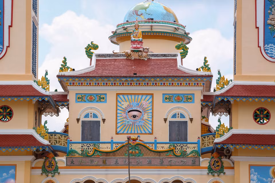 L'Œil du Ciel représente le symbole de l'Être suprême au sein du Saint-Siège Caodaïste de Tây Ninh.