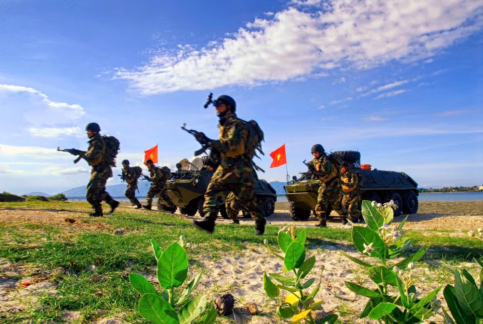 Les officiers et soldats du Commandement de la Région navale 4 lors d'un exercice de défense.