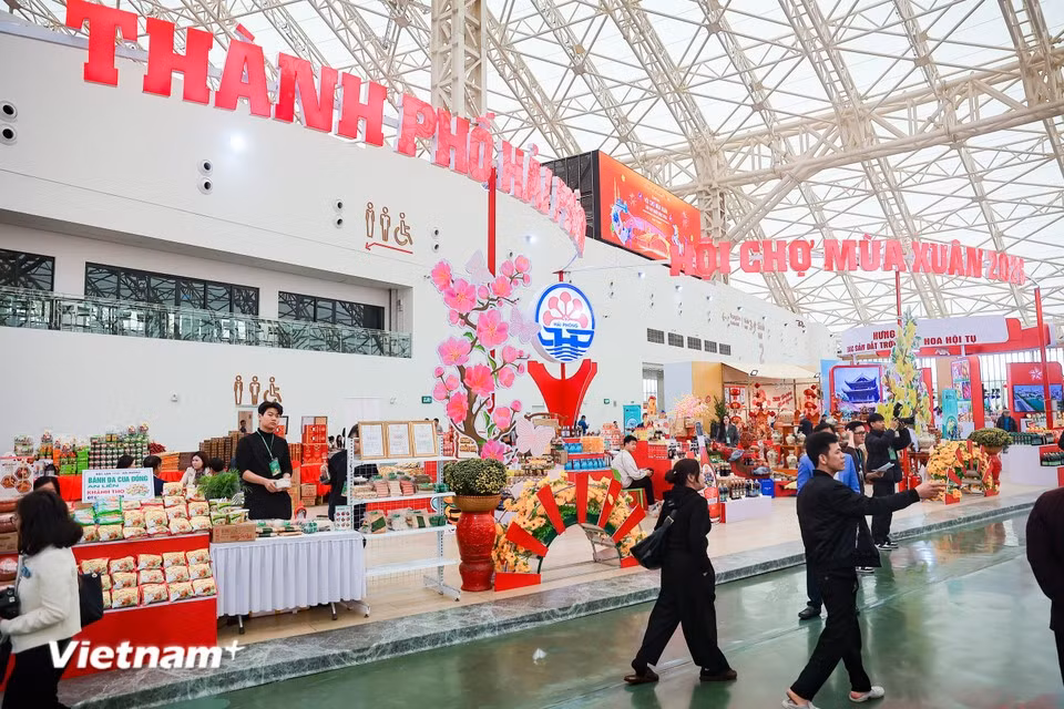 L’espace présente la vision d’une ville intelligente et durable, tout en proposant des activités immersives autour des festivités typiques du Têt dans le Sud. Photo : Hoài Nam/Vietnam+