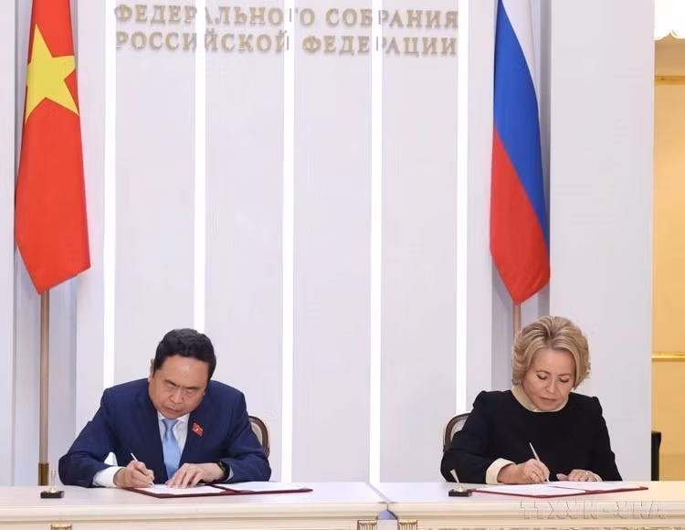 Le président de l'Assemblée nationale, Trân Thanh Mân, et la présidente du Conseil de la Fédération de l'Assemblée fédérale de la Fédération de Russie, Valentina Ivanovna Matvienko, signent un accord de coopération entre les deux parties à Moscou, le 9 septembre 2024. Photo : VNA
