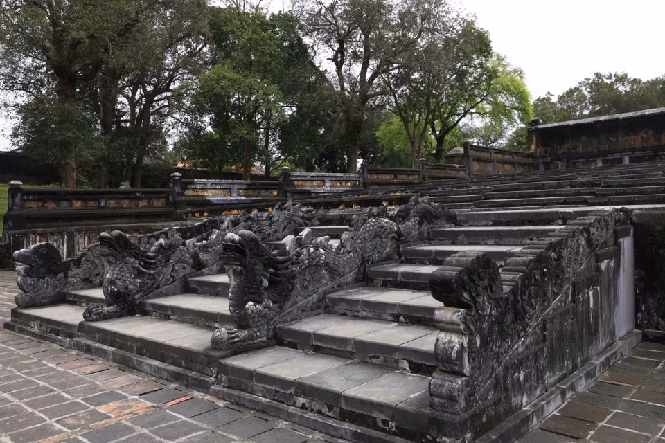 Les marches en pierre menant au sanctuaire principal du tombeau de Gia Long offrent un aperçu impressionnant de l’aménagement spatial de ce lieu sacré.