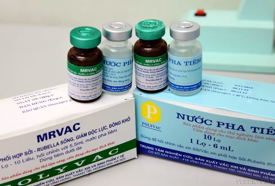 Le Vietnam est reconnu comme un pays en plein essor dans la production de vaccins à l'échelle mondiale. Sur la photo : le vaccin combiné contre la rougeole et la rubéole, fabriqué au Vietnam, a été soumis à des essais cliniques et jugé sûr et efficace pour les utilisateurs dans le cadre du Programme élargi de vaccination. Il est administré gratuitement aux enfants depuis 2017. Photo: Duong Ngoc - VNA