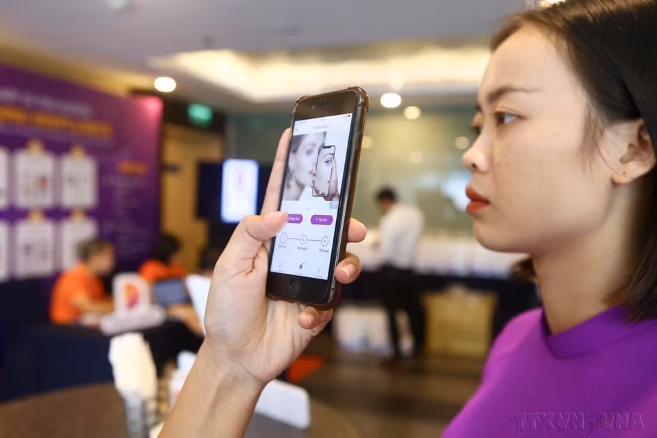 Dans une démarche pionnière visant à intégrer l'intelligence artificielle (IA) dans le domaine de la santé, FPT Software a lancé, le 15 octobre 2019 à Hanoï, DeepClinics, la première application de diagnostic dermatologique au Vietnam. Ce projet ambitieux a été réalisé en collaboration avec des experts en IA de l'Université de Toulouse (France) et des professeurs et médecins vietnamiens spécialisés en dermatologie et soins des plaies. Photo : Minh Quyet - VNA