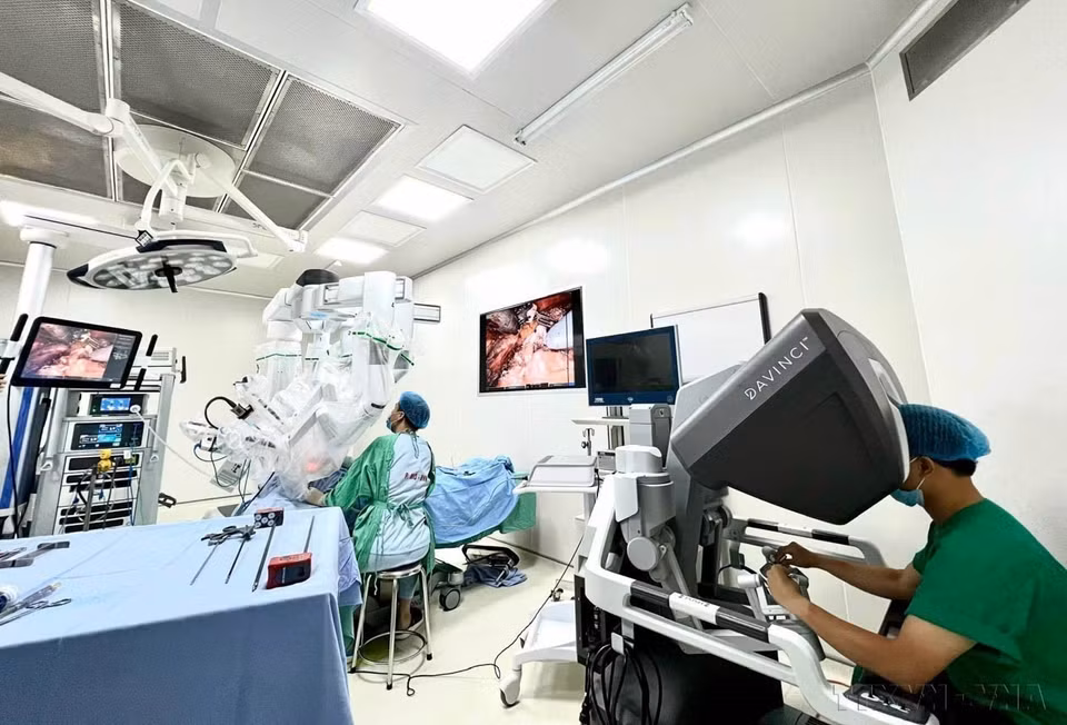 L'hôpital K a réussi deux interventions chirurgicales pour traiter le cancer de la thyroïde en utilisant le système robotique Da Vinci de dernière génération, Xi, le plus moderne à ce jour (2022). Photo: VNA