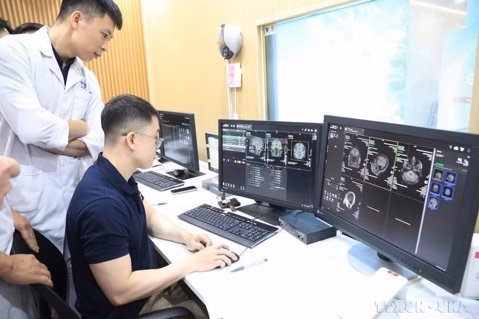 La polyclinique de la province de Phu Tho a franchi une étape importante en mettant en service un système d'imagerie par résonance magnétique (IRM) 3.0 Tesla. Cette technologie de pointe, parmi les plus modernes et les plus sûres en matière d'imagerie diagnostique non invasive, offre aux habitants de Phu Tho et des provinces montagneuses du Nord la possibilité de détecter précocement des maladies graves.