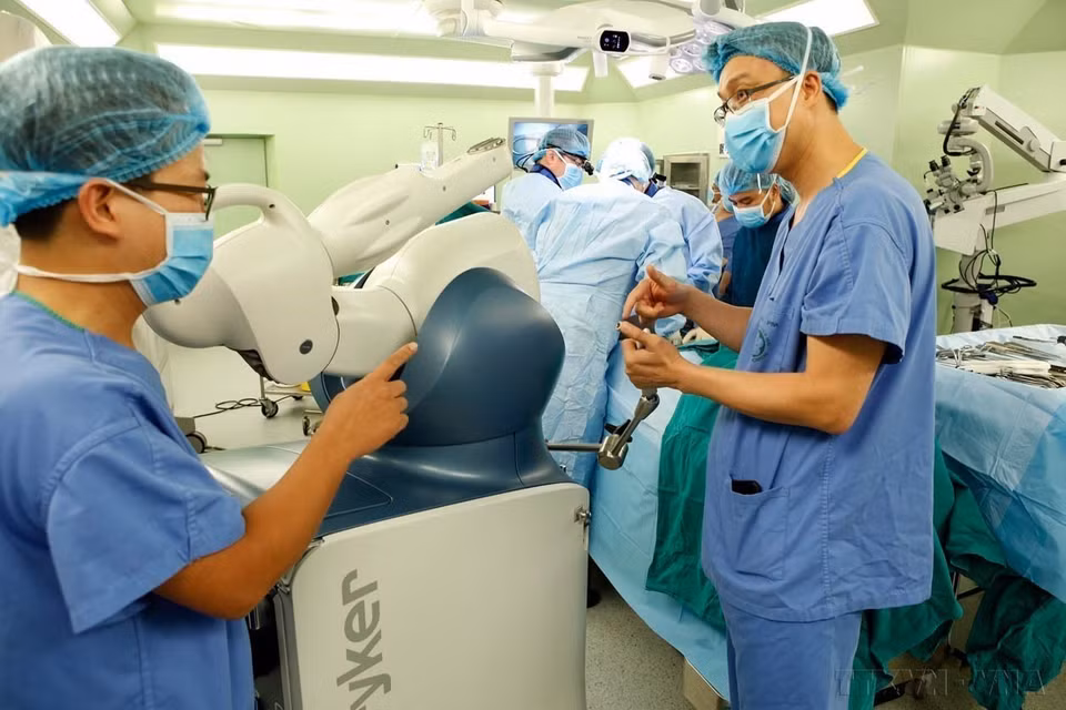 Une chirurgie traumatologique orthopédique utilisant un robot à l'hôpital Bach Mai (2018). Photo : Duong Ngoc – VNA