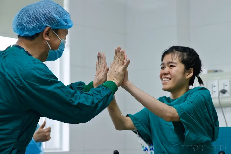 Le docteur et le patient P.A.T. (à droite) partagent un moment de joie alors que sa santé s'améliore et qu'il récupère rapidement après la transplantation pulmonaire. Cette réussite médicale est une réalisation emblématique du secteur de la santé vietnamien, apportant une valeur inestimable à la vie des patients et de leurs proches. Photo : Minh Quyet – VNA