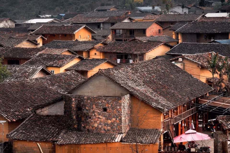 Les toits de tuiles yin-yang, une caractéristique arch﻿Les toits de tuiles yin-yang, une caractéristique architecturale des maisons des Lô Lô, du village de Lô Lô Chai, commune de Lung Cu, district de Dông Van, Hà Giang.Ces tuiles sont appelées "yin-yang" en raison de leur forme concave (yin) et convexe (yang), symbolisant l'harmonie et l'équilibre.