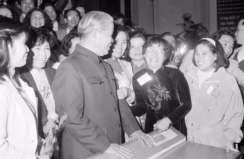 Le secrétaire général Dô Muoi rencontre les délégués participant au 6ème Congrès de l'Association des journalistes du Vietnam, tenu du 8 au 9 mars 1995 à Hanoï.