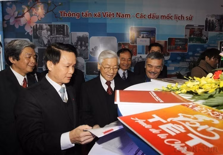 Le secrétaire général Nguyên Phu Trong visite le stand présentant les publications de presse de l'Agence vietnamienne d'information à la fête printanière de la presse 2015.
