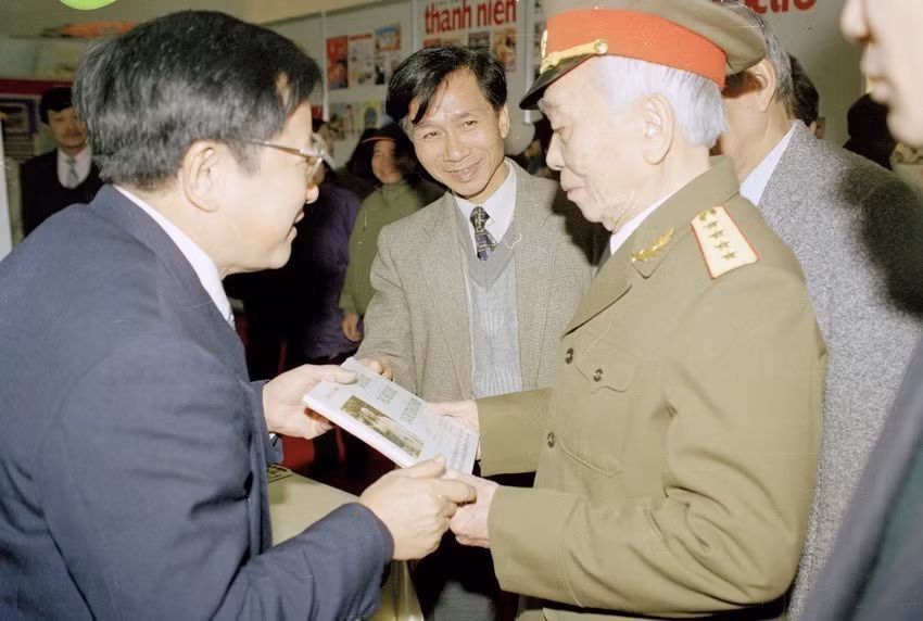 Le général Vo Nguyên Giap visite le stand présentant les publications de l'Agence vietnamienne d'information à fête printanière de la presse du Dragon 2000 (28 janvier 2000).