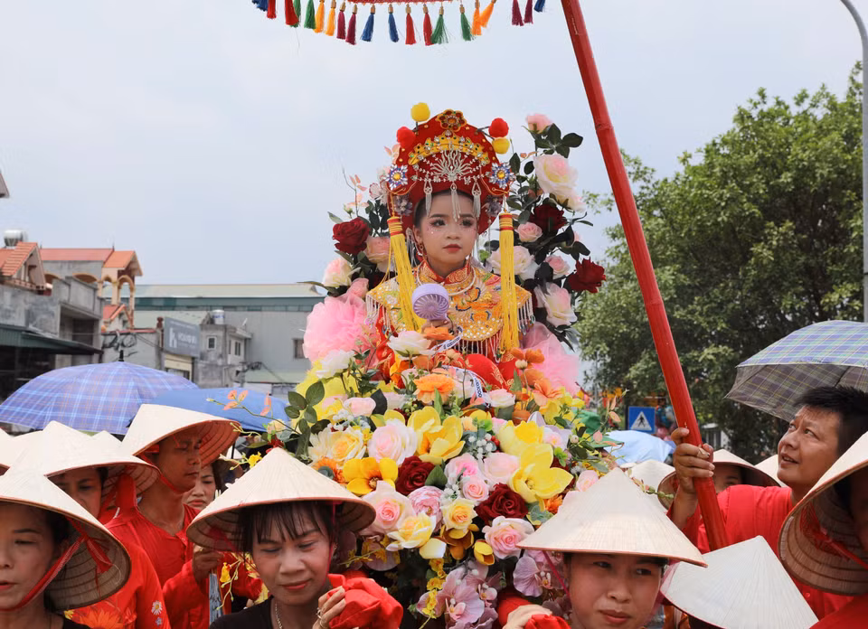 La "Cô Tướng" (femme-générale) est portée en procession par les habitants.