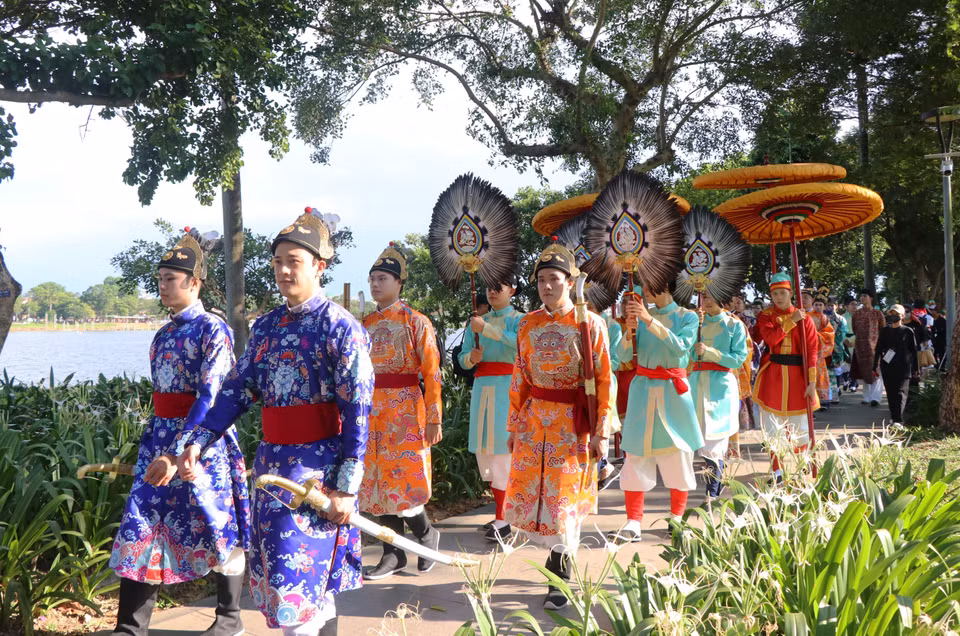 Ce défilé de costumes traditionnels d'antan s'inscrivqait dans le cadre des activités de la Semaine de l'ao dai communautaire de Huê 2025.