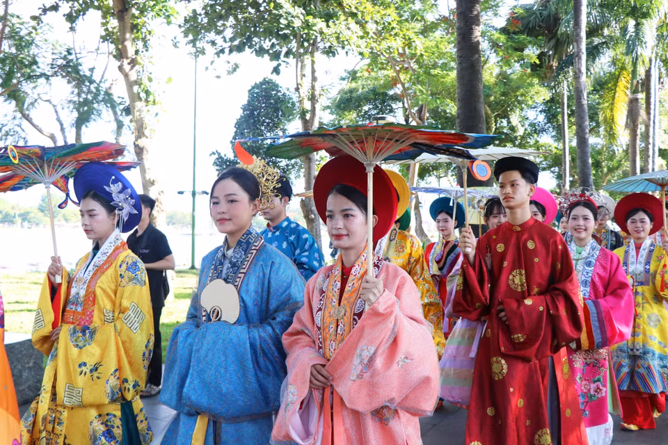 Le défilé a mis en valeur la beauté et la quintessence culturelle de l'ao dai vietnamien.