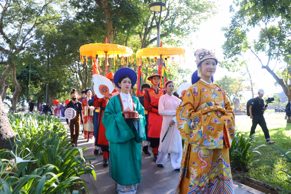 Le défilé de costumes traditionnels vietnamiens, qui a rassemblé plus de 1 000 participants, a animé plusieurs rues principales du centre de Huê.