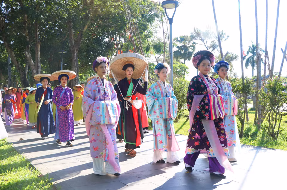Le défilé a mis en valeur la beauté et la quintessence culturelle de l'ao dai vietnamien.
