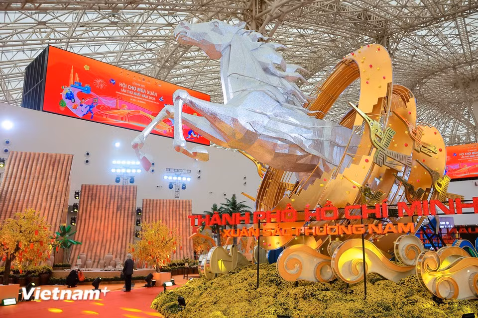La Foire nationale du Printemps 2026 se tient du 2 au 13 février à Dong Anh, à Hanoï, avec plus de 3 000 stands. Cet événement majeur de promotion commerciale vise à stimuler la consommation, valoriser les marques vietnamiennes et renforcer les échanges internationaux à travers des espaces dédiés aux produits agricoles, au textile et à la culture. Photo : Hoài Nam/Vietnam+