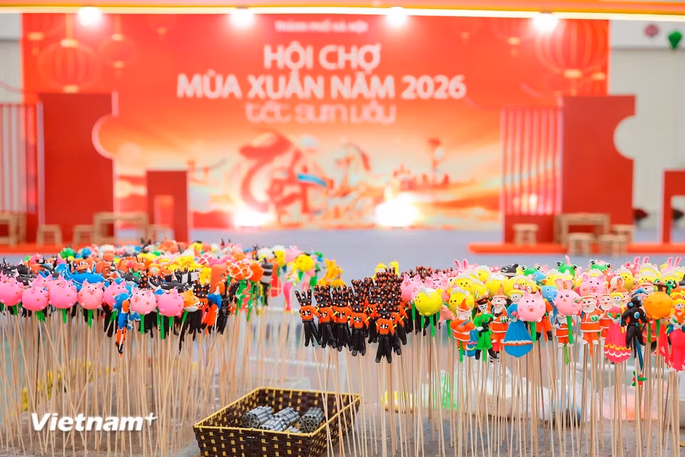 Les "couleurs du printemps d’antan", symboles de la mémoire collective, sont ravivées à travers les figurines en pâte de riz (tò he) exposées dans l’espace de Hanoï. Photo : Hoài Nam/Vietnam+