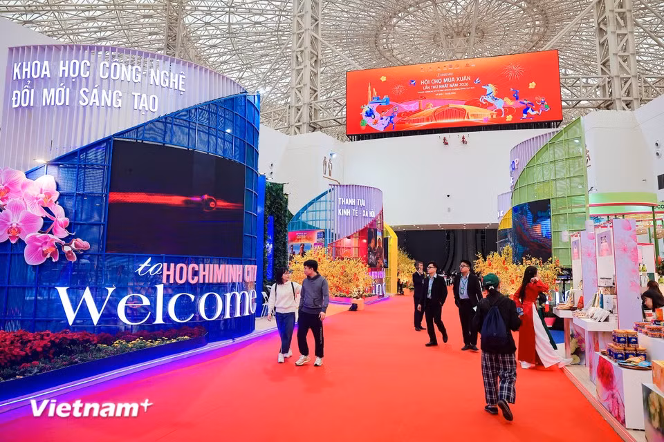 Zone thématique locale – Hô Chi Minh-Ville : installée dans le hall principal du centre d’exposition Kim Quy, cette zone centrale met en valeur les réalisations économiques, culturelles et touristiques de la métropole du Sud, ainsi que son image humaine empreinte de vitalité et d’innovation. Photo : Hoài Nam/Vietnam+