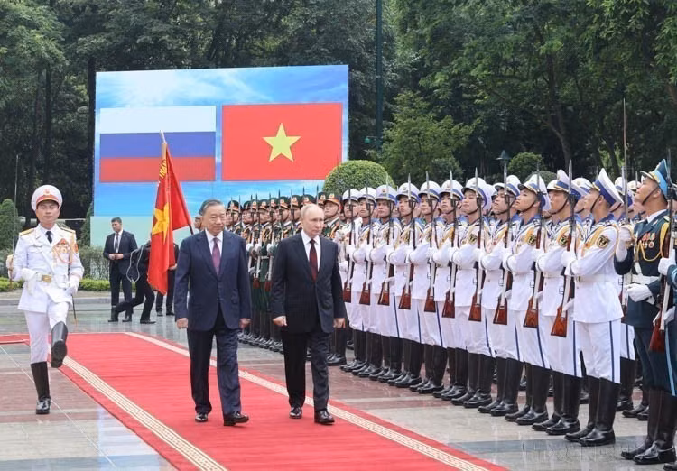 Le président Tô Lâm préside la cérémonie d'accueil officielle du président russe Vladimir Vladimirovitch Poutine, en visite d'État au Vietnam (Hanoï, 20 juin 2024). Photo : VNA
