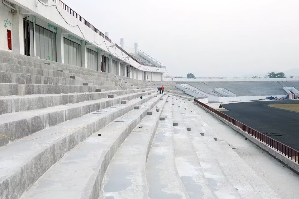 L'intérieur du stade a déjà été aménagé avec une pelouse, un tapis pour la piste, un panneau électronique installé, et les sièges sont actuellement en cours de préparation pour être installés. Photo: VNA