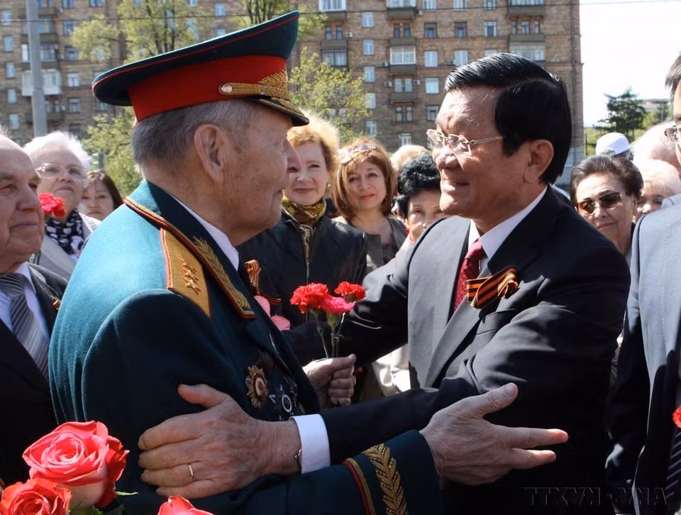 A l'occasion de sa participation au 70e anniversaire de la Victoire dans la Grande Guerre patriotique, le matin du 8 mai 2015, à Moscou, le président Truong Tân Sang (droite) rencontre des vétérans russes lors d'une cérémonie de dépôt de fleurs au monument Hô Chi Minh. Photo : VNA