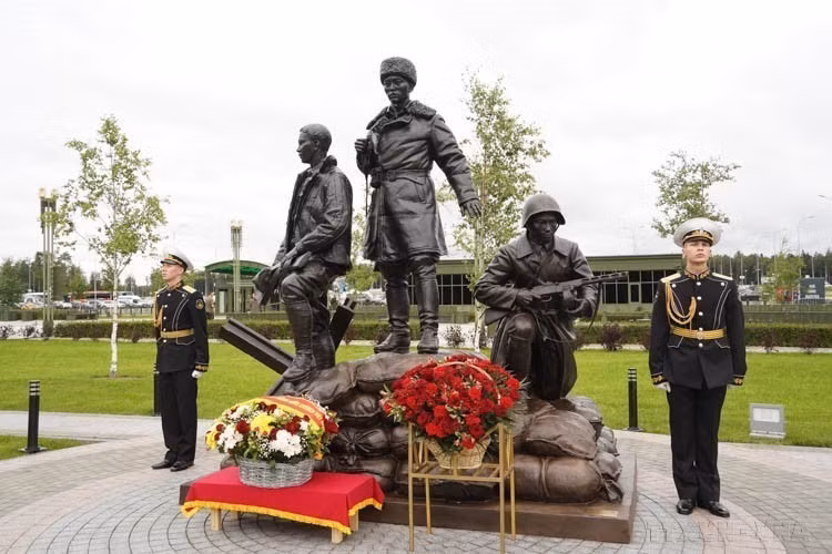 La cérémonie d'inauguration du monument commémoratif dédié aux soldats volontaires internationaux vietnamiens ayant combattu pour défendre Moscou durant la Grande Guerre patriotique (1941-1945) s'est déroulée le 13 août 2024 dans le parc "Patriot", en périphérie de Moscou. L'ensemble, intitulé "Les Alliés – Soldats vietnamiens", est composé de trois sculptures réalisées par l'artiste Alexey Chebanenko. Photo : VNA