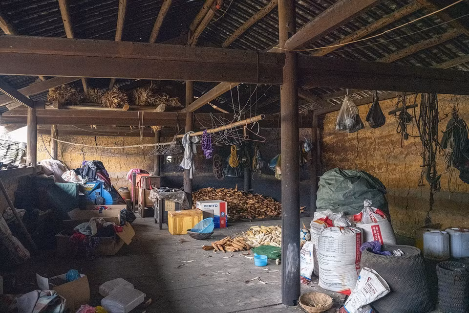 La maison aux murs en torchis comporte deux étages : le rez-de-chaussée est destiné à l'habitation et aux activités quotidiennes, tandis que l'étage supérieur est généralement utilisé pour le stockage des produits agricoles et des outils.