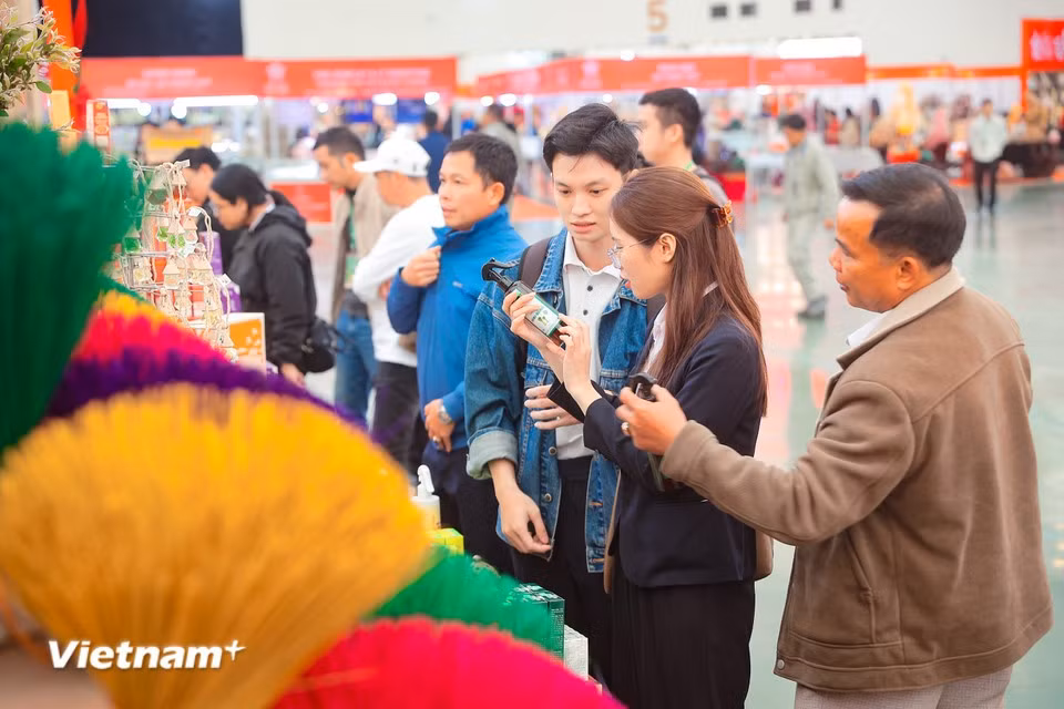 Les visiteurs ont ainsi l’opportunité unique de "parcourir le Vietnam" en une seule visite à la Foire du Printemps 2026 : un parcours riche et sensoriel à travers les régions, leurs produits phares et leur identité culturelle. Photo : Hoài Nam/Vietnam+