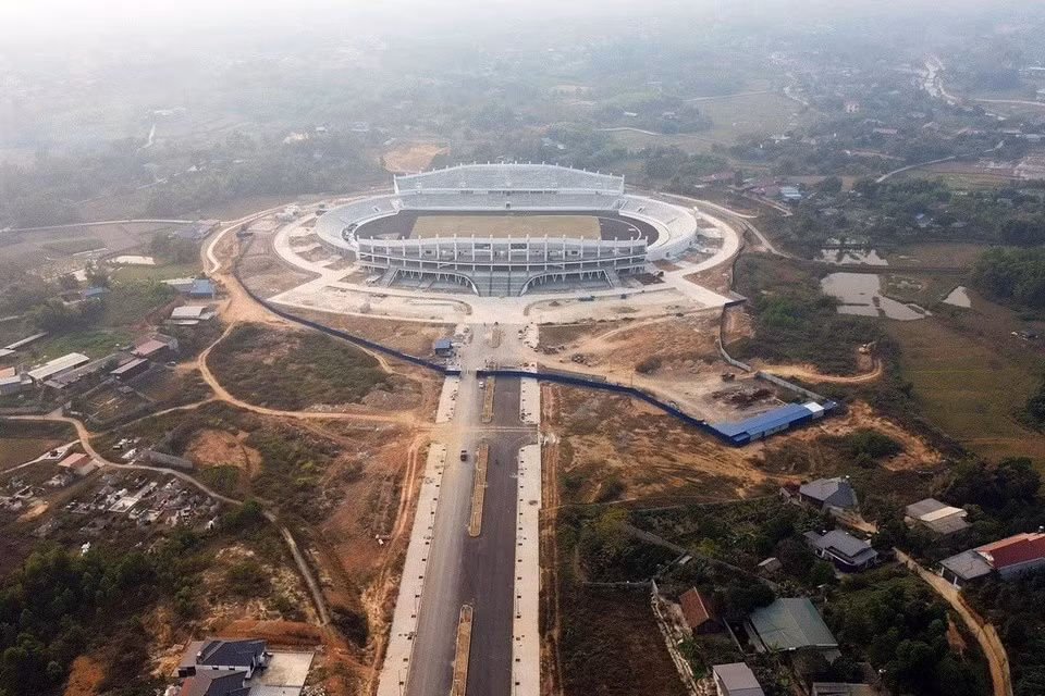 La route d'accès au stade, comportant 4 voies de circulation, est achevée. Photo: VNA