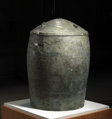Situle de type de Thap. Bronze. Culture de Dông Son. D’âge environ 2000-2500 ans. Découvert en 1961, à Dao Thinh, Yên Bai. Photo: baotanglichsu.vn Situle de type de Thap.gif