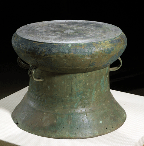 Le tambour de type Heger I (Ngoc Lu II). Bronze, la culture de Dông Son, d’âge environ 2000-2500 ans, découvert au village de Ngoc Lu, Ha Nam. Photo: baotanglichsu.vn trongdong.gif