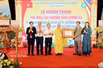 Cérémonie de remise du certificat de record d’Asie en tant que temple possédant le plus grand nombre de motifs de svastika gravés sur des murs en pierre en Asie à la pagode Cuong Xa. Photo: VNA