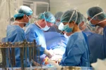L'Hôpital militaire central 108 a réalisé avec succès la première transplantation cardiaque artificielle partielle de troisième génération (LVAD - Heart Mate3) au Vietnam. Photo : Vietnam+ 