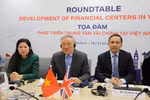 Le vice-Premier ministre permanent Nguyen Hoa Binh lors du séminaire sur la construction et le développement de centres financiers internationaux au Vietnam. Photo : VNA