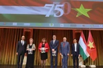 L'ambassadeur Bui Le Thai a offert le magazine spécial, publié par l'ambassade du Vietnam en Hongrie en collaboration avec Eurasia Magazine, aux invités d'honneur à l'occasion du 75e anniversaire de l'établissement des relations diplomatiques entre les deux pays. Photo: VNA