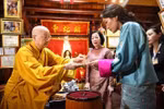Le Très vénérable Thich Thanh Nha a remis à la Reine et à l’épouse du président Luong Cuong un chapelet ainsi que des feuilles de Bodhi finement sculptées. Photo. VNA
