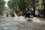 Le typhon Matmo s’affaiblit en dépression tropicale et devrait provoquer de fortes pluies à Hanoï. Photo: VNA
