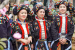 Les Dao attachent une grande importance à l'habillement. Les costumes des femmes se composent d'une chemise, d'un foulard, d'un pantalon, d'une ceinture, de jambières et de bijoux en argent. Photo : VNA