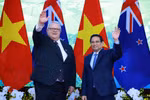 Le PM Pham Minh Chinh (droite) rencontre à Hanoï le président de la Chambre des représentants de Nouvelle-Zélande, Gerry Brownlee. Photo: VNA