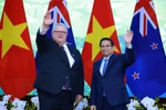 Le PM Pham Minh Chinh (droite) rencontre à Hanoï le président de la Chambre des représentants de Nouvelle-Zélande, Gerry Brownlee. Photo: VNA