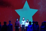 Artistes sur scène de la comédie musicale « Cafe Banh Mi ». Photo : VietnamPlus