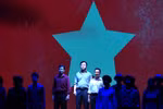 Artistes sur scène de la comédie musicale « Cafe Banh Mi ». Photo : VietnamPlus
