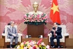 Le président de l'Assemblée nationale du Vietnam Trân Thanh Mân (droite) reçoit le ministre lao des Affaires étrangères Thongsavanh Phomvihane. Photo: VNA