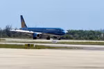 Un avion décolle de l'aéroport international de Phu Quoc. Photo : Vietnam+