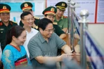 Le Premier ministre Pham Minh Chinh inspecte le traitement des formalités administratives de Thanh Hoa. Photo: VNA