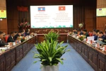 La séance de travail entre le général de corps d’armée Suvon Luongbunmi, vice-président de l'Assemblée nationale du Laos et les autorités de la province de Diên Biên. Photo: VNA