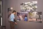 Un visiteur admire les photos de Nicolas Cornet lors de l'exposition « Hanoi Oi », un événement organisé à l'occasion du lancement du livre du même nom. Photo : VietnamPlus
