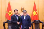 Le professeur associé, Docteur Nguyên Duy Bac, vice-président permanent de l'Académie nationale de politique Hô Chi Minh (HCMA) (droite) et Bounleua Phandanouvong, président par intérim de la Commission des relations extérieures du Comité central du Parti populaire révolutionnaire lao (PPRL). Photo: VNA
