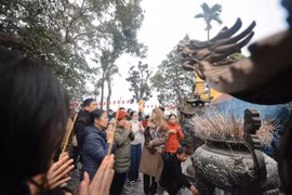 Des pagodes à Hanoï deviennent bondées à l'approche du Têt Nguyên Tiêu. Photo: VNA